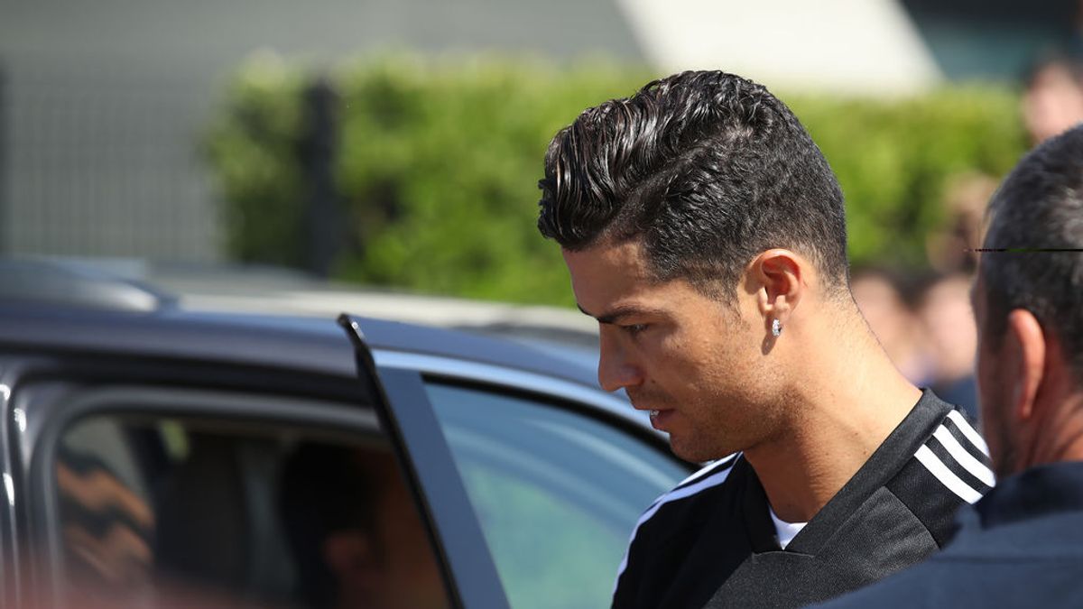EuropaPress_2268186_13_July_2019_Italy_Turin_Juventus_Cristiano_Ronaldo_leaves_the_team's_medical_center_before_a_training_session_Photo_Jonathan_Moscrop_CSM_via_ZUMA_Wire_dpa_ONLY_FOR_USE_IN_SPAIN