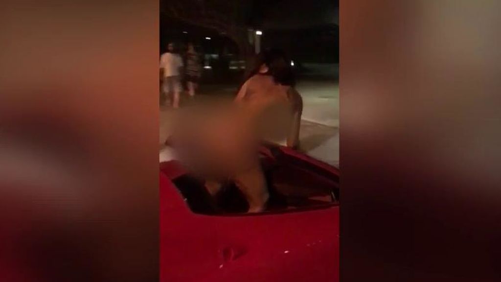 Se pasea desnuda subida a un Ferrari en Ibiza