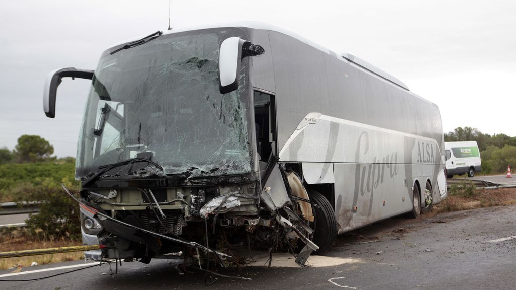Muere un hombre en un choque frontal entre un coche y un autobús en la AP-7 Muere un hombre en un choque frontal entre un coche y un autobús en la AP-7