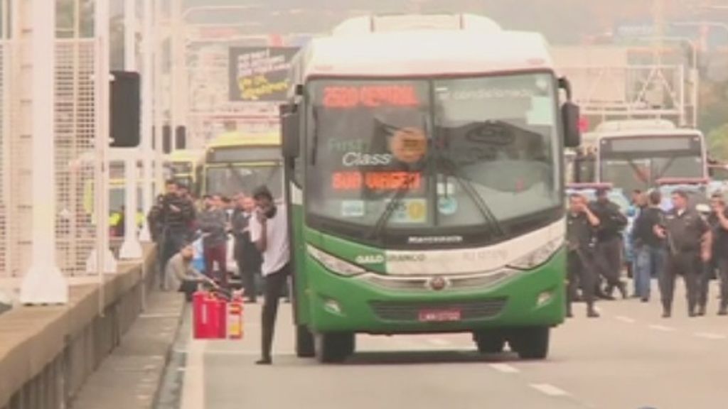 Un hombre secuestra un autobús con más de veinte pasajeros en Río de Janeiro