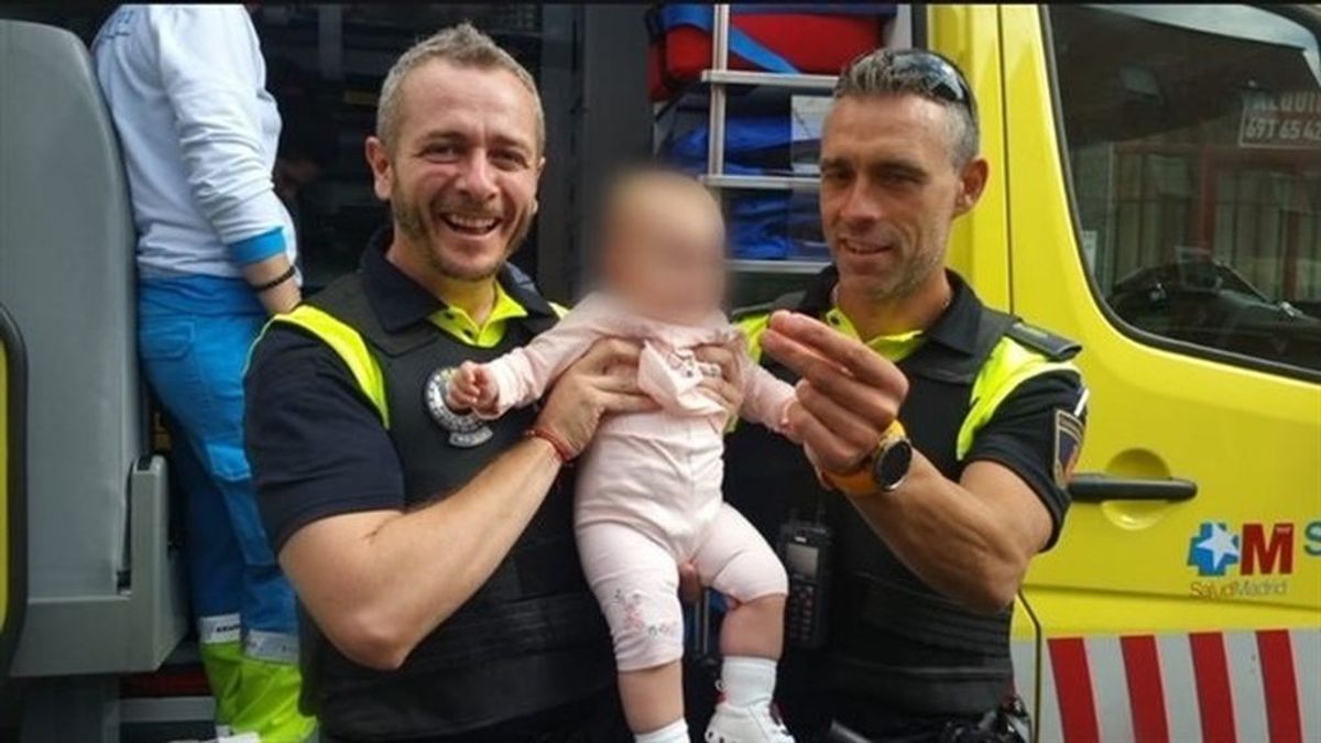 Policías locales de Alcalá salvan la vida a un bebé que se asfixiaba tras tragarse un plástico