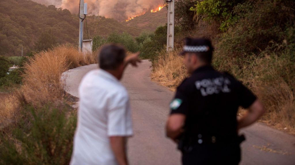 Tratan de perimetrar el incendio de Estepona mientras los primeros vecinos vuelven a sus casas Tratan de perimetrar el incendio de Estepona mientras los primeros vecinos vuelven a sus casas