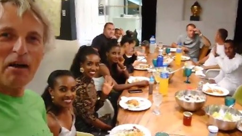 Jesús Calleja ejerce de anfitrión de la subcampeona olímpica Genzebe Dibaba: “Nunca ceno en mi casa con tanto record mundial” Jesús Calleja ejerce de anfitrión de la subcampeona olímpica Genzebe Dibaba: “Nunca ceno en mi casa con tanto record mundial”