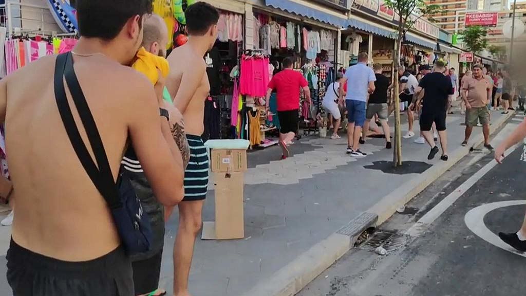 Un joven británico sufre una brutal paliza de un grupo de trileros en Benidorm