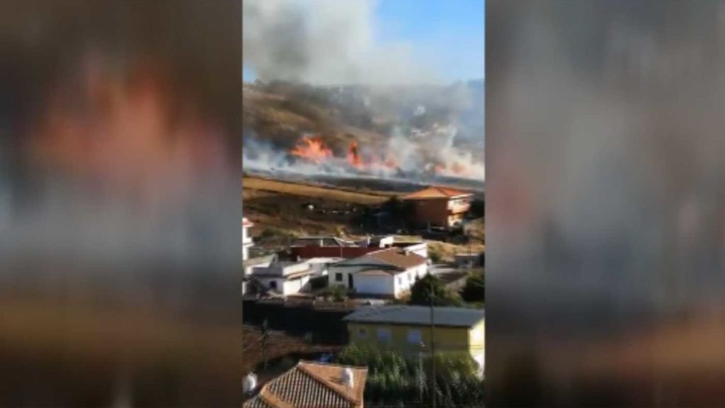 Un incendio en Tenerife, ya estabilizado, obliga a desalojar una vivienda