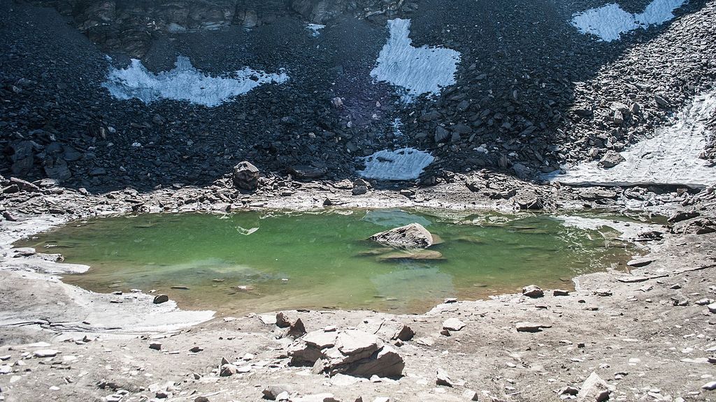 1280px-Roopkund_Lake