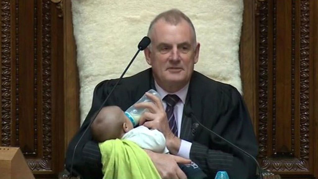 Un bebé se estrena de parlamentario en Nueva Zelanda