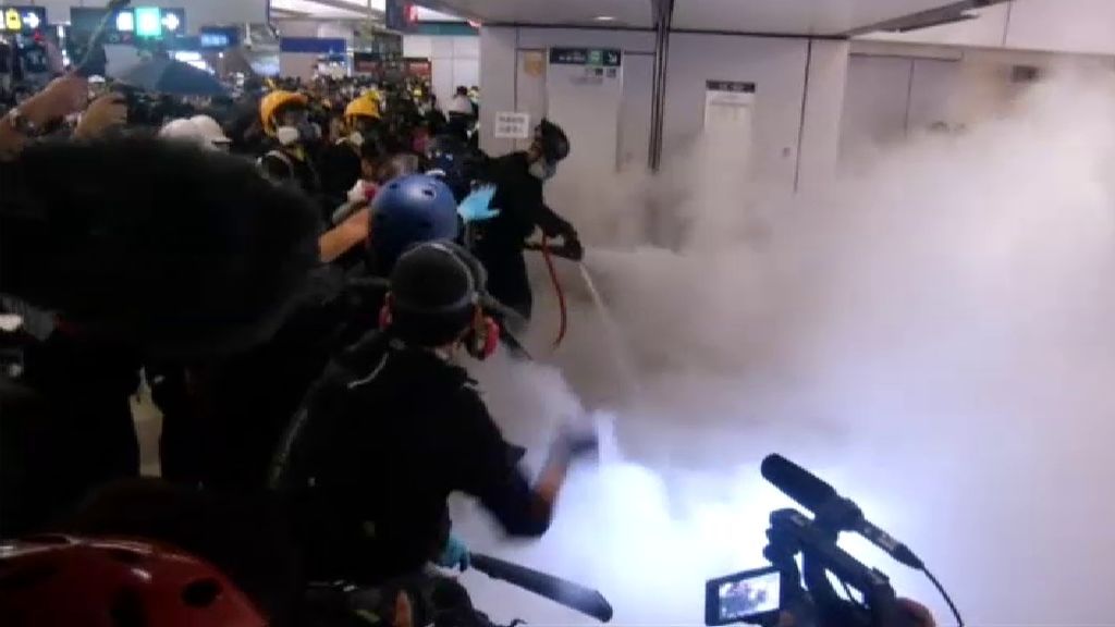 Manifestantes en Hong Kong se enfrenan en el metro a la Policía