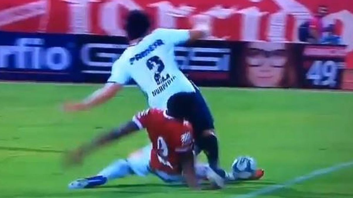La terrible lesión de Bruno Mezenga, futbolista de la Segunda División Brasileña, cuando disputaba un balón La terrible lesión de Bruno Mezenga, futbolista de la Segunda División Brasileña, cuando disputaba un balón