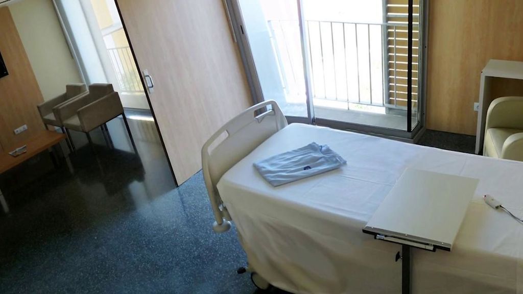 La suite de hospital donde se quedará el rey Juan Carlos tras su operación: "Ha pedido una televisión grande"