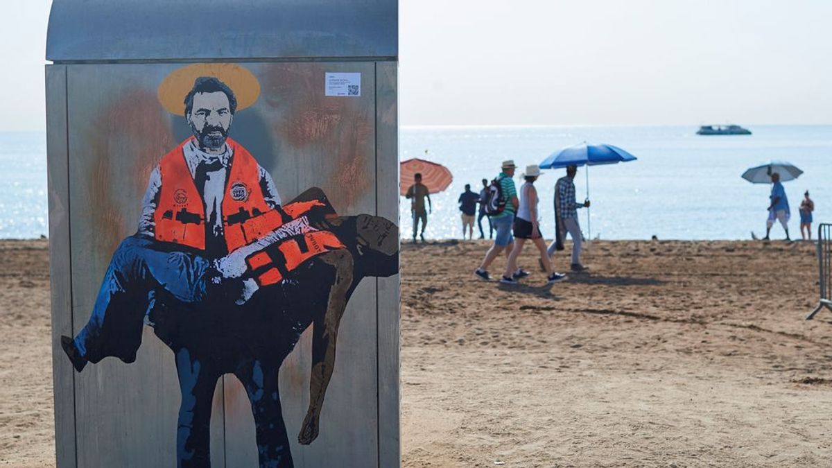 El artista urbano Tvboy pinta a Camps de Open Arms como un santo en la Barceloneta