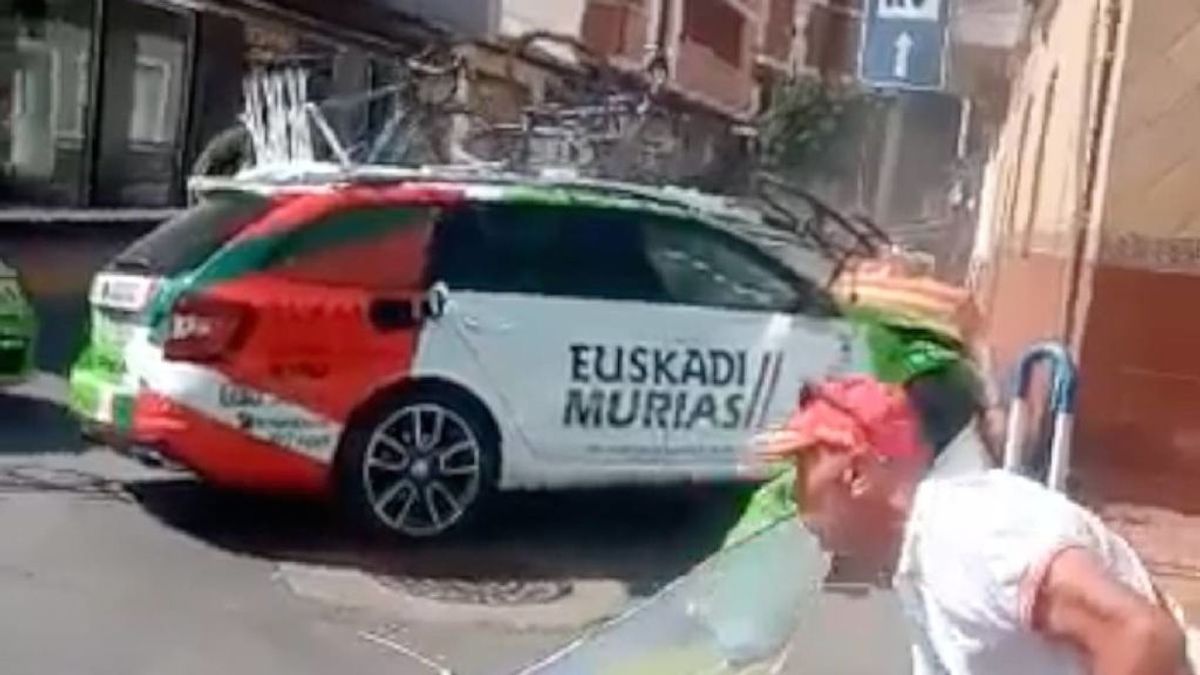 La Vuelta arranca con un susto: El coche de Euskadi Murias sufre un accidente durante el reconocimiento de la crono