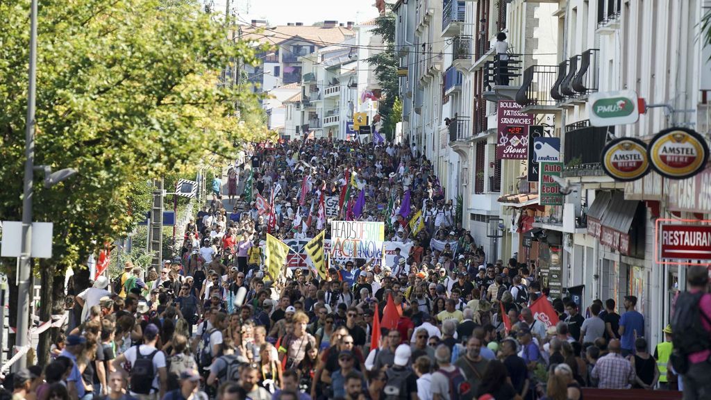 Miles de personas se manifiestan contra la cumbre del G7 entre Hendaya e Irún, sin incidentes