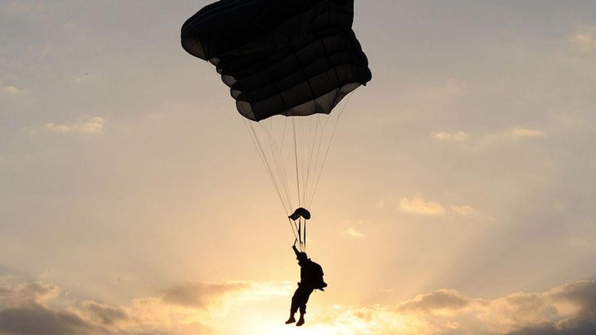 Un instructor se vuelve viral tras salvar su vida 'in extremis' cuando le falló el paracaídas