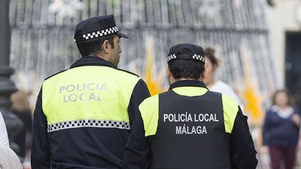 Dos policías locales salvan a una mujer de ser estrangulada por su pareja en Málaga Dos policías locales salvan a una mujer de ser estrangulada por su pareja en Málaga