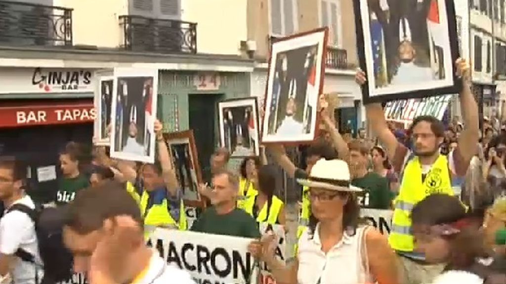 Anticapitalistas celebran una 'marcha de retratos' en Baiona con cuadros con la foto de Macron boca abajo