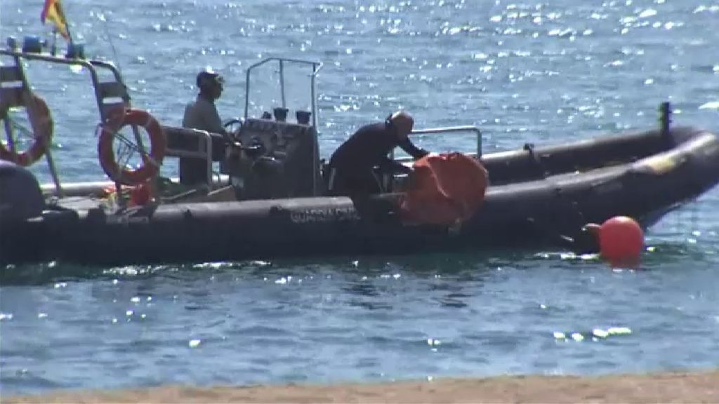 Delicada operación para reflotar la bomba encontrada en una playa de Barcelona
