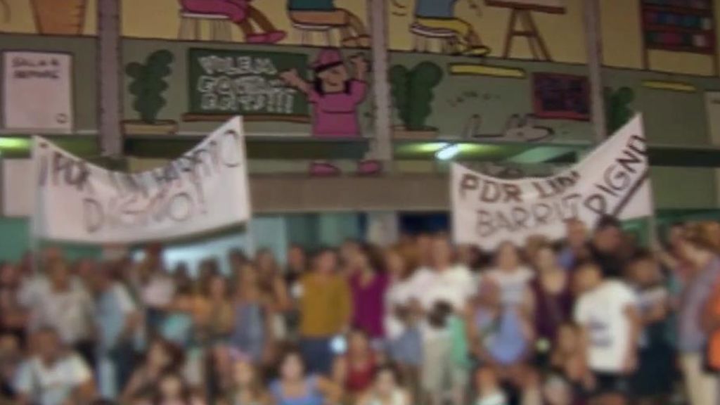 Unos vecinos de Barcelona se manifiestan contra unos okupas