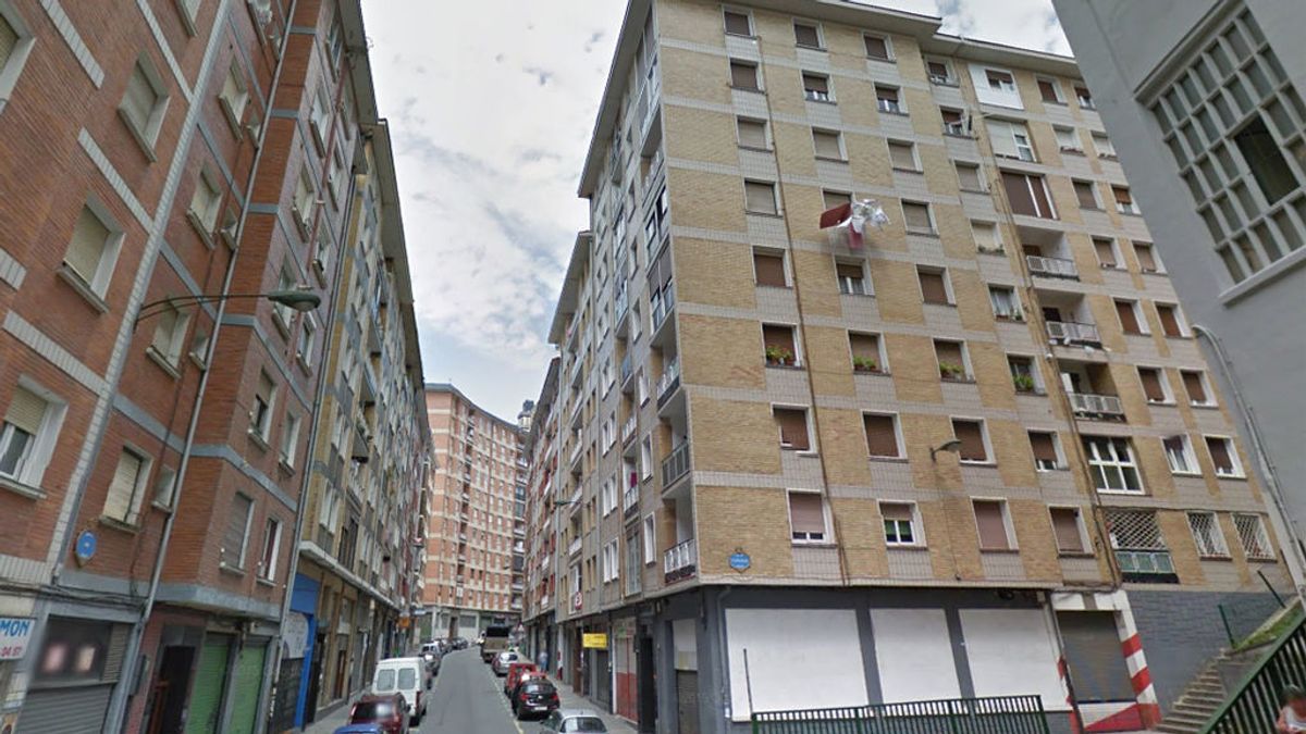 Muere un joven de 25 años cuando intentaba pasar de una ventana a otra desde un quinto piso en Bilbao