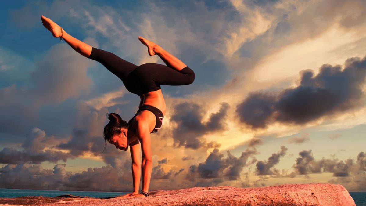 Yoga hasta la muerte: una infuencer cae por un balcón mientras mantenía una postura extrema