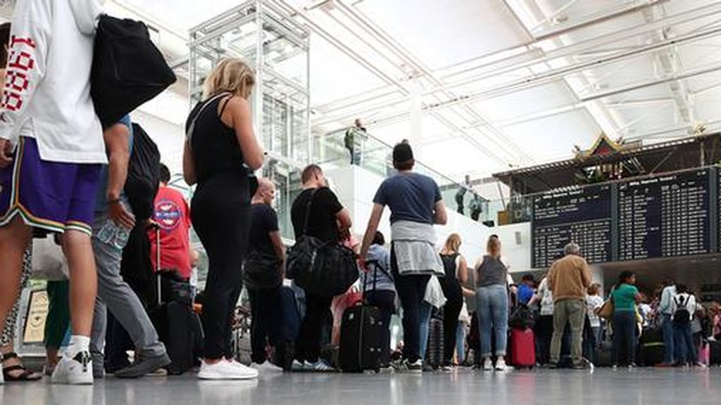 Pasajeros esperan facturar sus maletas tras el incidente en el aeropuerto de Múnich