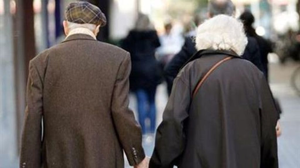 Dos jubilados paseando por la calle