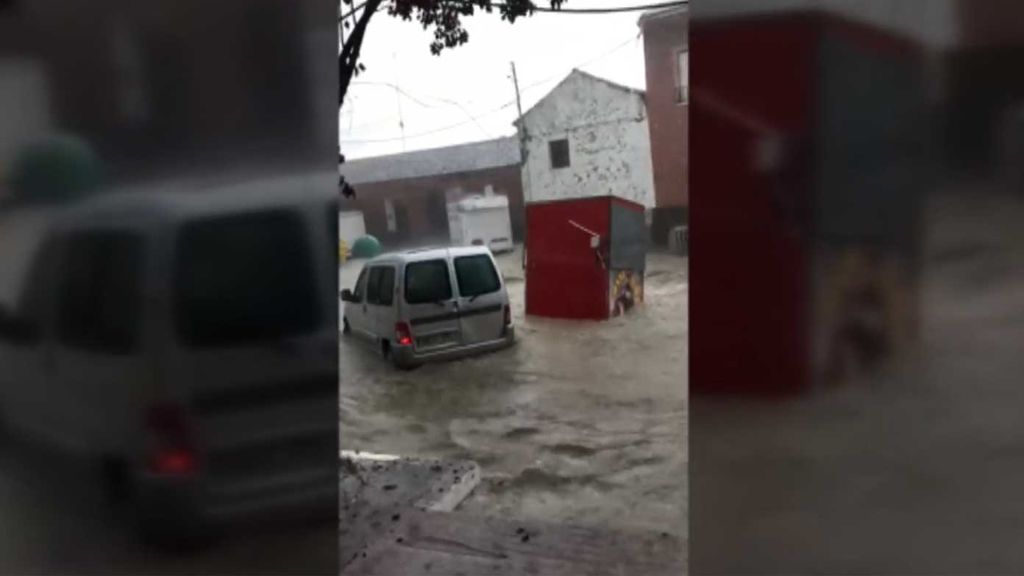 Carreteras cortadas, calles convertidas en ríos, locales inundados de granizo… la gota fría azota media península