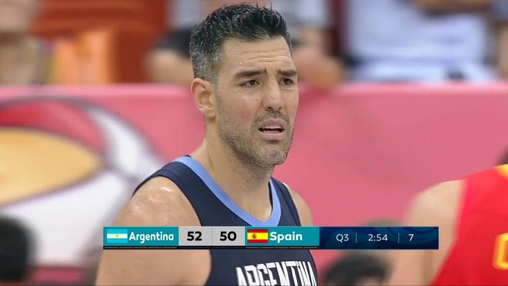 Luis Scola firma un clásico de su manual de jugadas: reverso y canasta a tabla