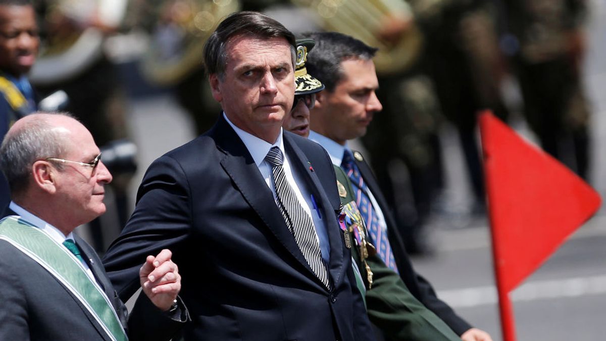 Bolsonaro solo aceptará la ayuda para combatir el fuego en la Amazonia si Macron se disculpa por sus "insultos" Bolsonaro solo aceptará la ayuda para combatir el fuego en la Amazonia si Macron se disculpa por sus "insultos"