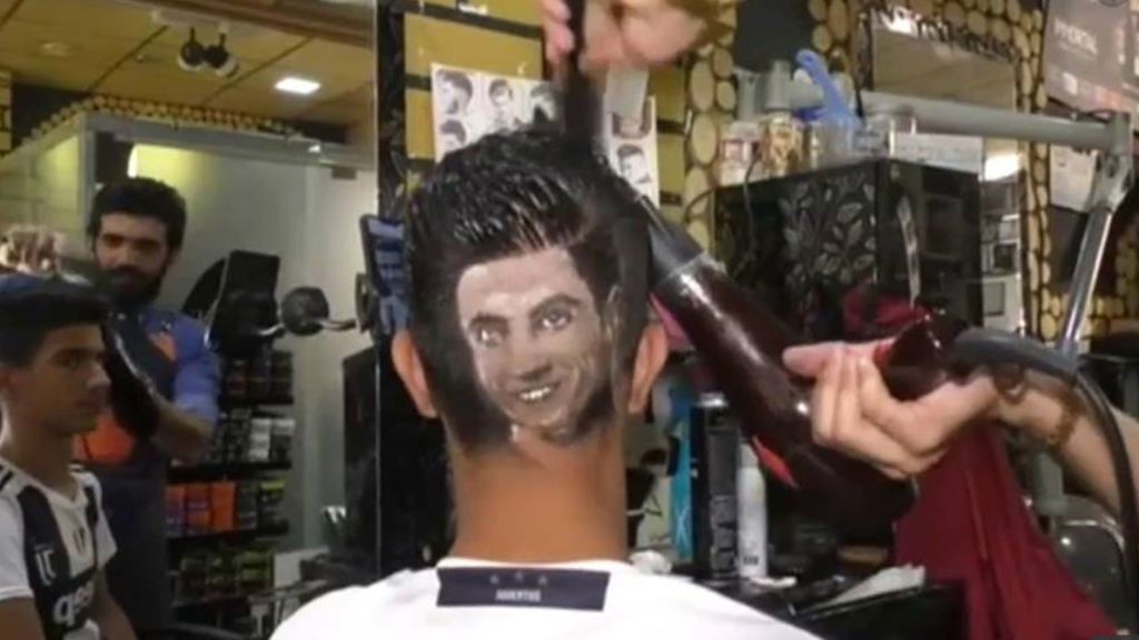 El peluquero iraquí que está de moda dibujando futbolistas en la cabeza de sus clientes