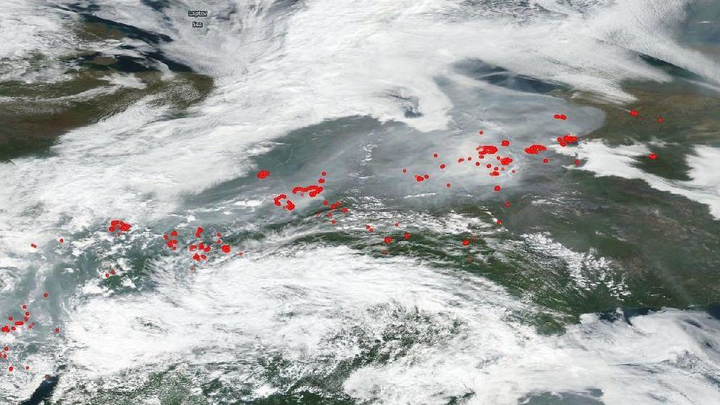 Vista de satélite del humo de los incendios árticos