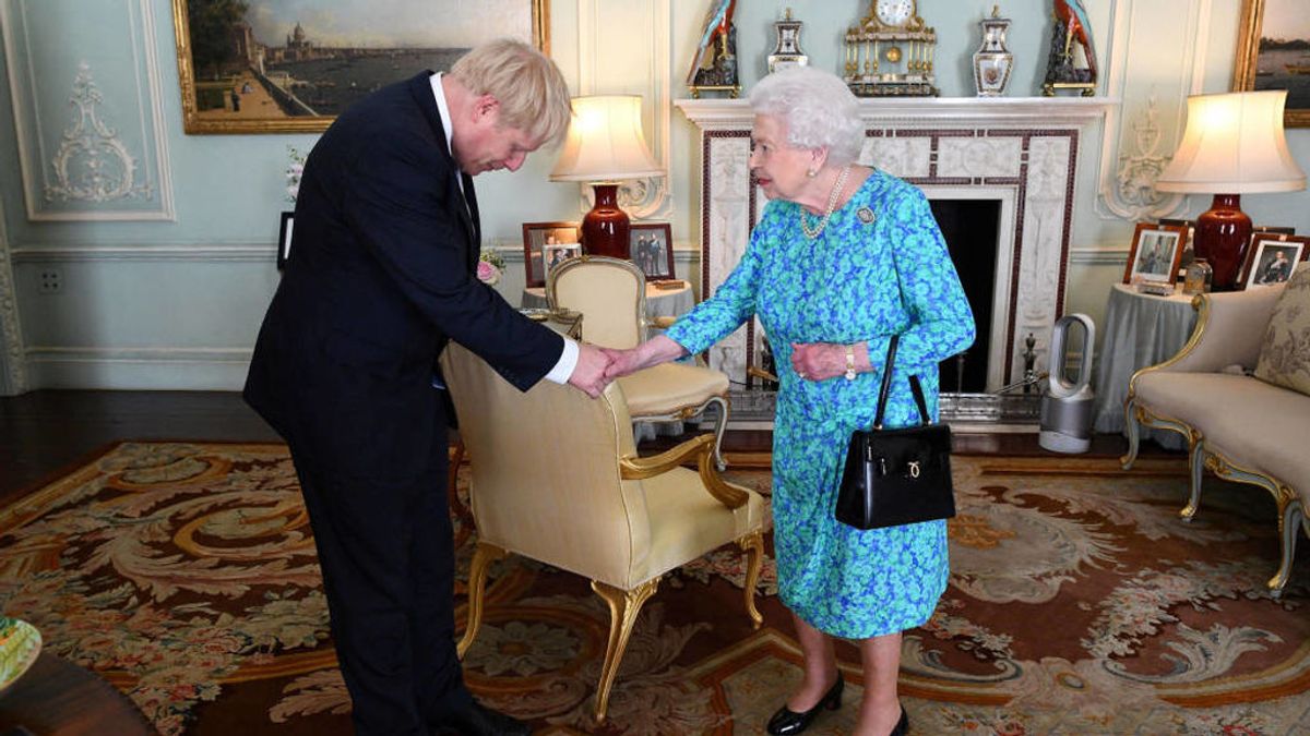 La reina Isabel y Boris Johnson