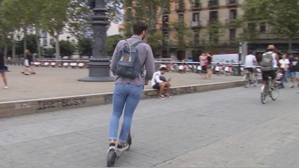 La difícil convivencia entre vehículos y patinetes eléctricos ha generado un aumento de denuncias a los usuarios de patinetes eléctricos