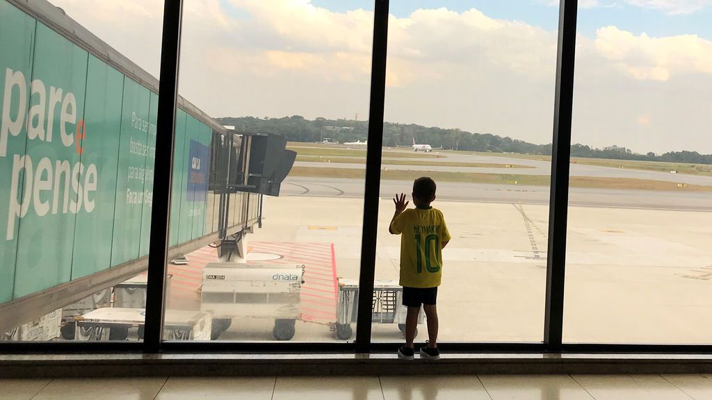 Los menores de 18 años que viajen solos al extranjero deberán llevar desde el domingo un permiso de sus padres Los menores de 18 años que viajen solos al extranjero deberán llevar desde el domingo un permiso de sus padres