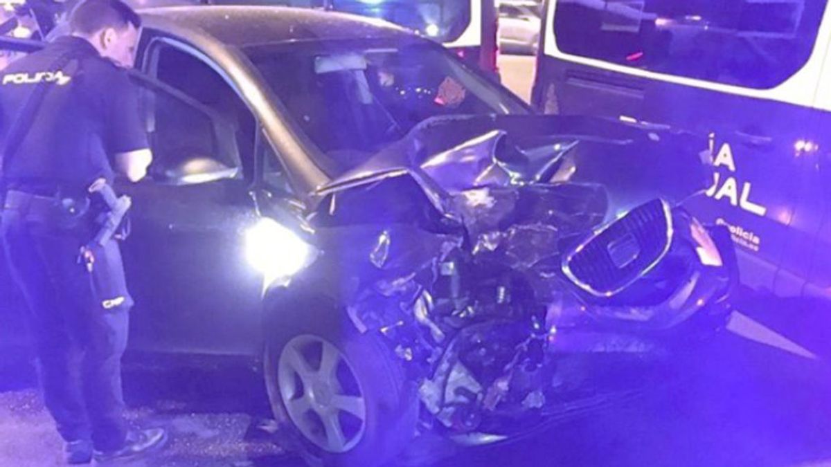 Un conductor kamikaze embiste a cuatro coches y hiere a una embarazada en Valencia