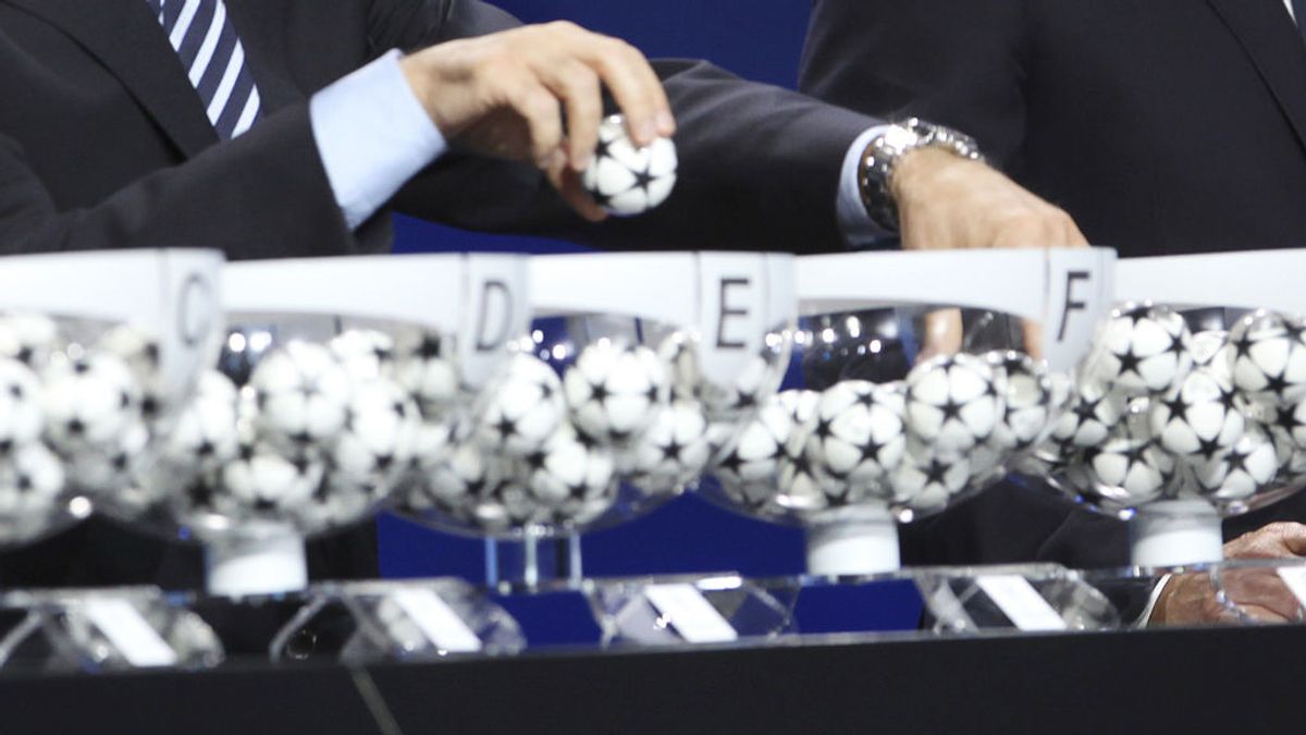 Sigue al minuto el sorteo de la fase de grupos de la Champions desde las 18.00h. Sigue al minuto el sorteo de la fase de grupos de la Champions desde las 18.00h.