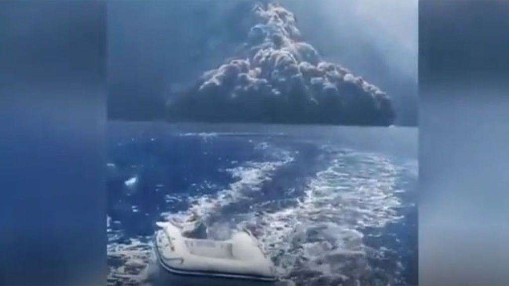 Espectaculares imágenes de una embarcación huyendo de la erupción del volcán Stromboli