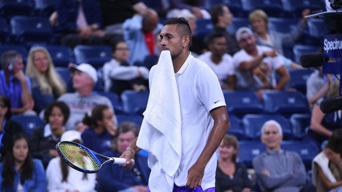 La enésima falta de respeto de Nick Kyrgios: Se seca sus partes íntimas con la toalla y la regala a un aficionado La enésima falta de respeto de Nick Kyrgios: Se seca sus partes íntimas con la toalla y la regala a un aficionado