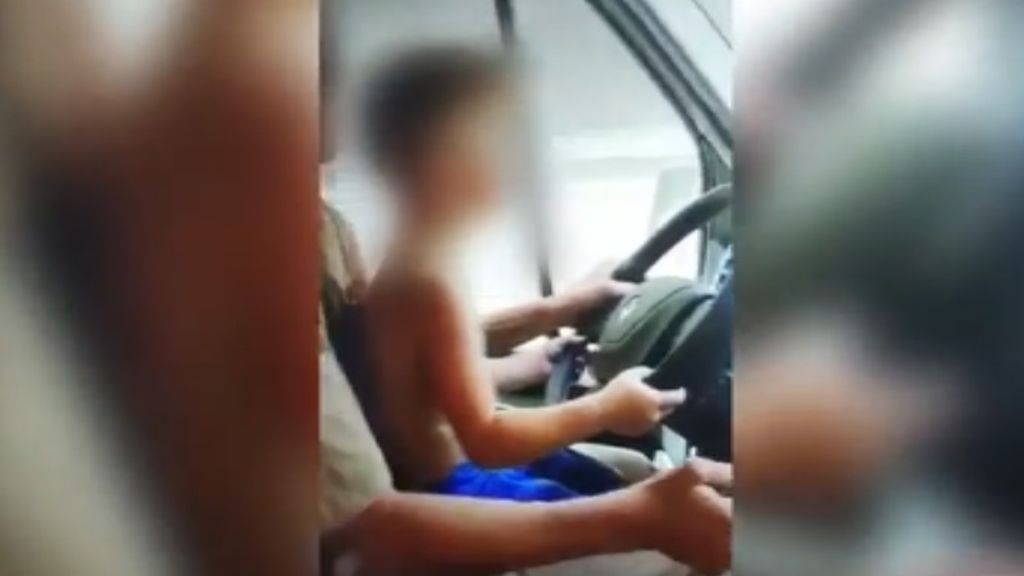Una madre graba la escena de su hijo menor de edad al volante y lo sube a las redes sociales