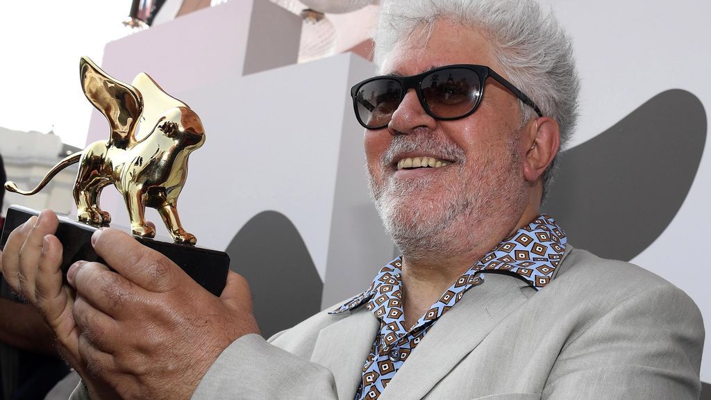 Pedro Almodóvar recibe el León de Oro de Honor y lo define como "un acto de justicia poética"