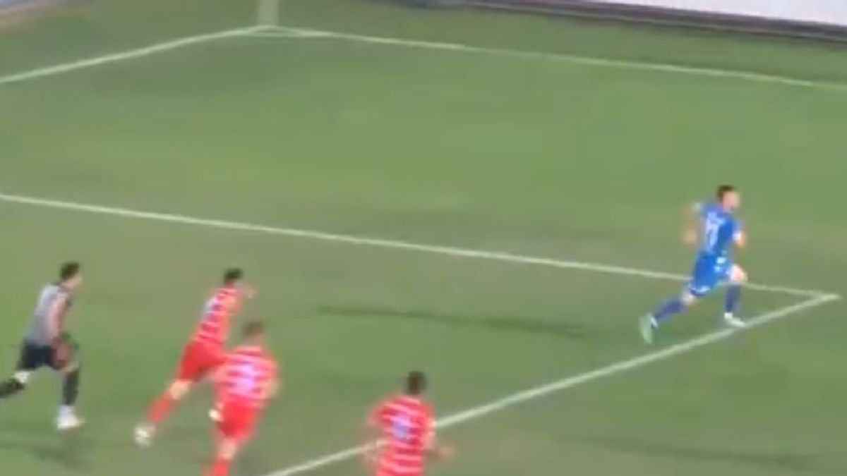 Marca un gol y su celebración no tiene precio: tiene que escapar del equipo contrario para no recibir una paliza Marca un gol y su celebración no tiene precio: tiene que escapar del equipo contrario para no recibir una paliza