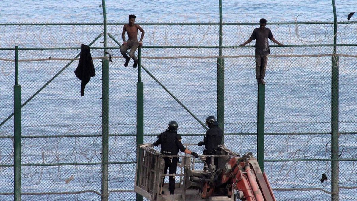 Un total de 153 migrantes entran en Ceuta saltando su doble valla