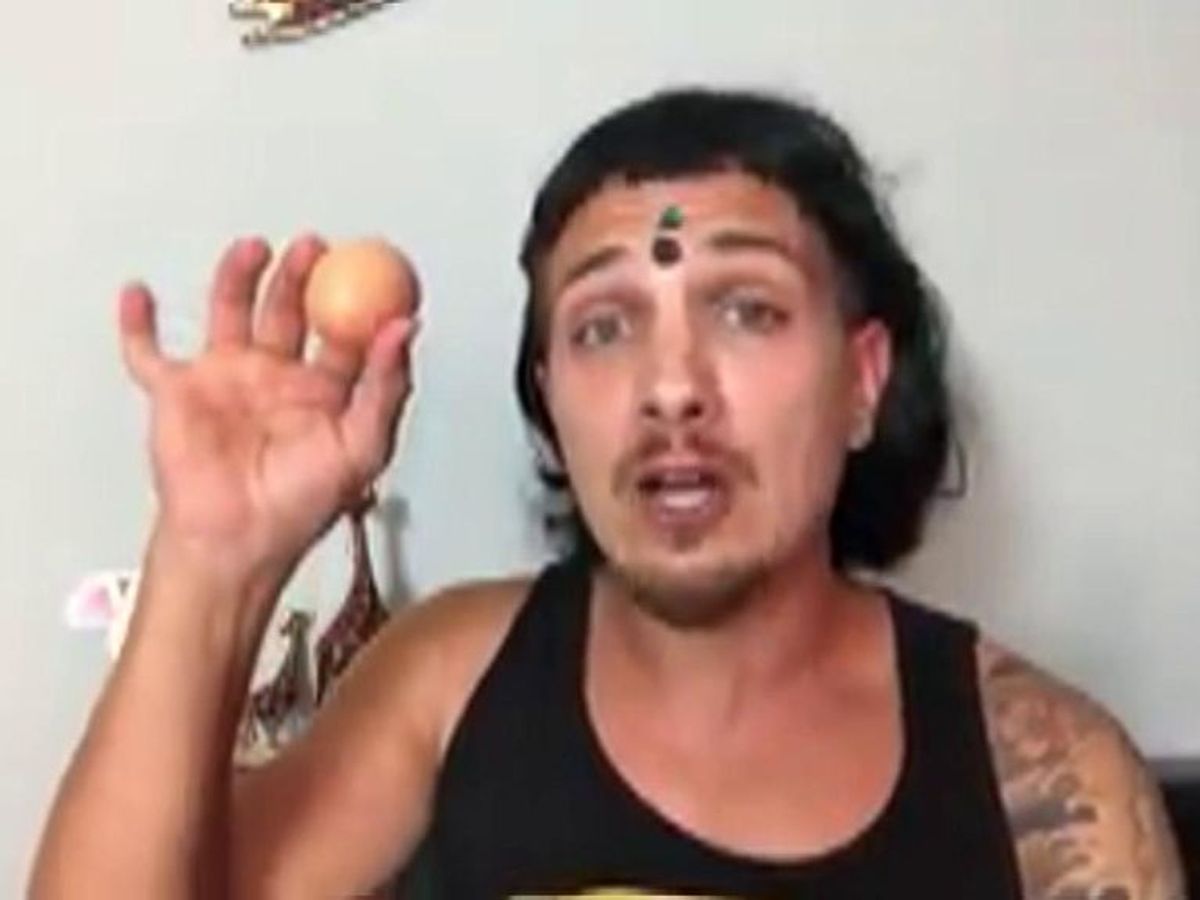 Un youtuber parodia a las activistas de las "gallinas violadas" | Programa  del Verano