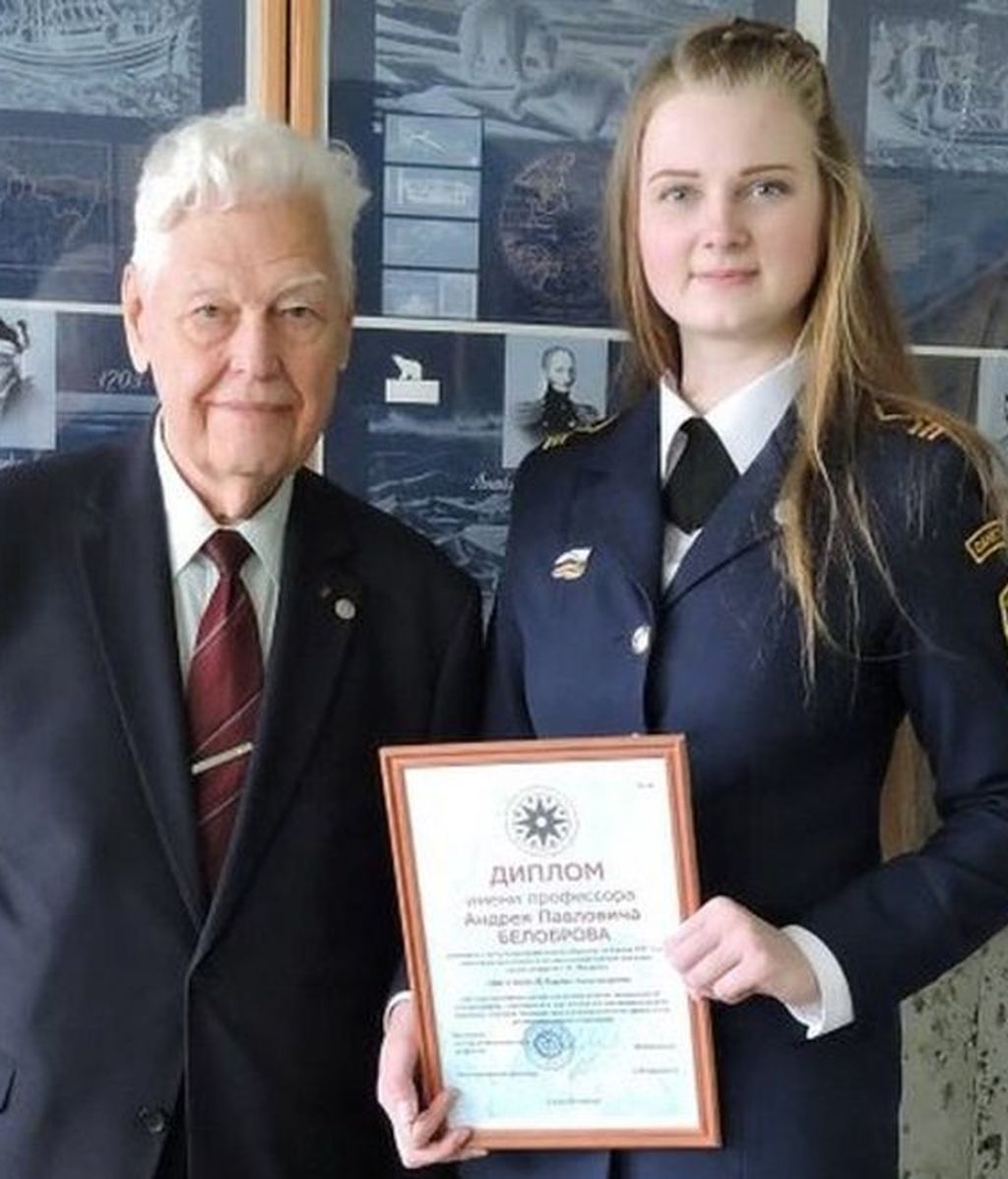 Migunova, la estudiante que descubrió las islas a través de las imágenes satelitales, recibió un diploma honorífico especial de la Sociedad Hidrográfica Rusa por su descubrimiento