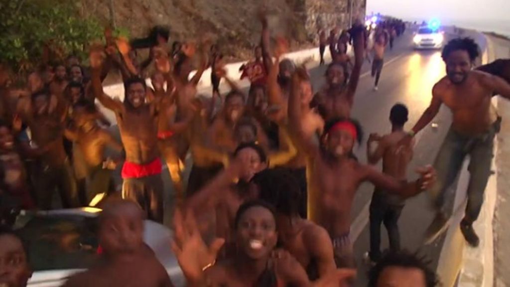 Saltan la valla de Ceuta 155 inmigrantes
