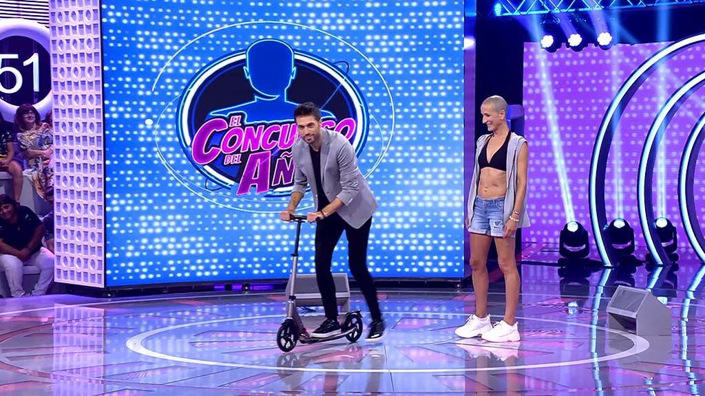 Dani Martínez no se resiste al patinete eléctrico de Maite