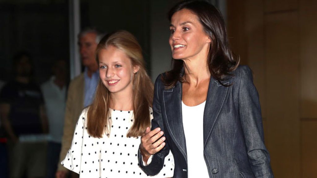 La reina Letizia y la princesa Leonor visitan a don Juan Carlos en el hospital
