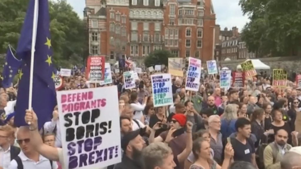 Cientos de miles de británicos protestan en las calles contra la disolución del Parlamento antes del Brexit