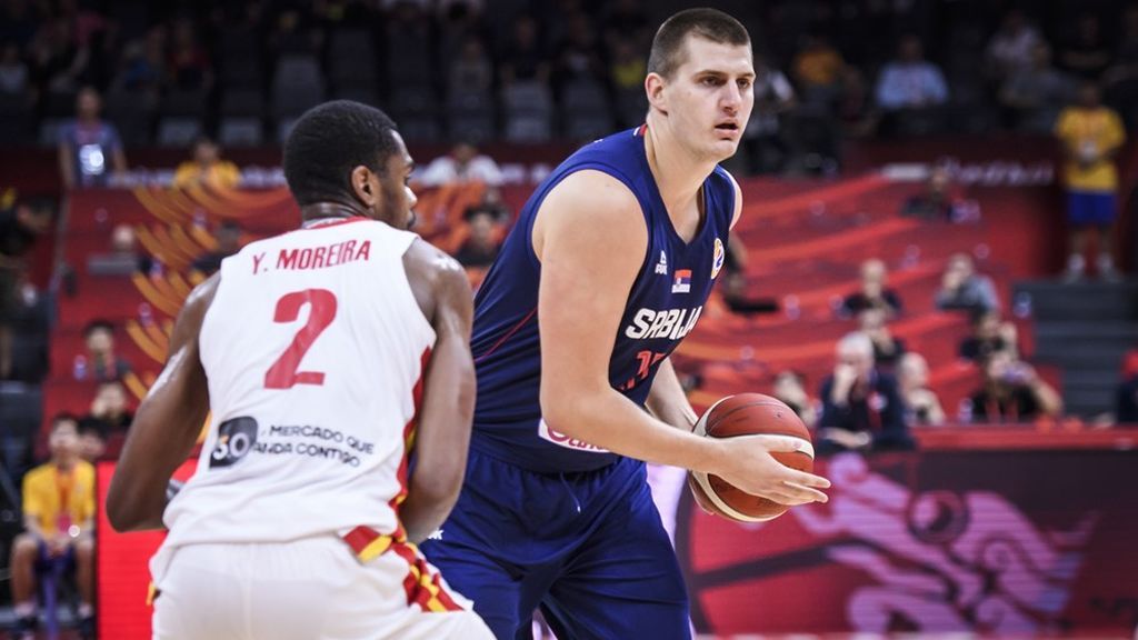 Jokic hace lo quiere: bote, reverso y gancho para anotar en la pintura