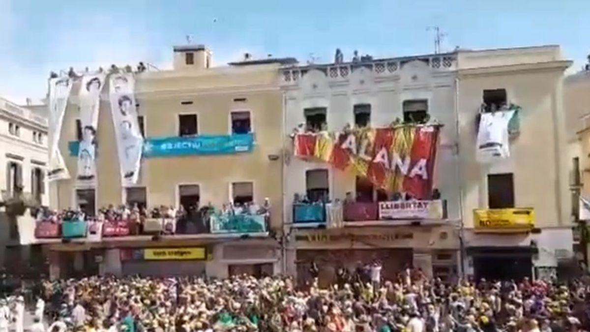 Vilafranca del Penedès despliega una bandera que pone 'República catalana' y Cs lo denuncia